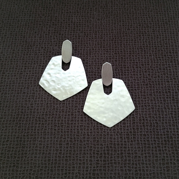 Kendra Scott "Finch" Drop Earrings in Rhodium🤍 - Picture 4 of 16